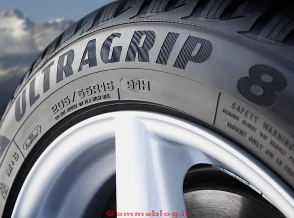 Goodyear UltraGrip 8 Fianco