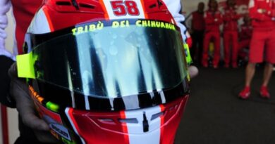 Un casco per Sic: Vale omaggia Marco Simoncelli 7