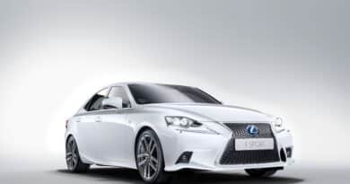 Lexus lancia la nuova IS Hybrid 1