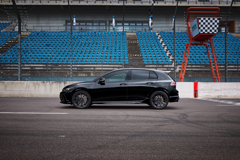 Volkswagen Golf R e R Black Edition: la Nuova Era della Sportività 3