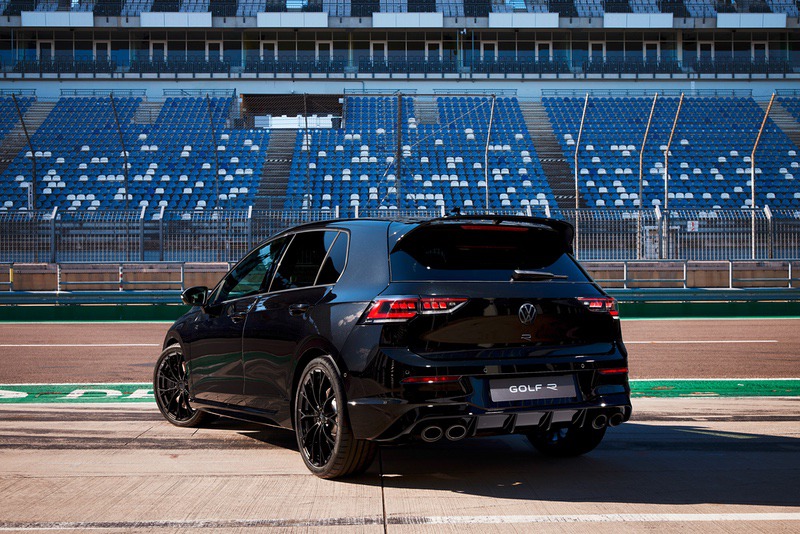 Volkswagen Golf R e R Black Edition: la Nuova Era della Sportività 1