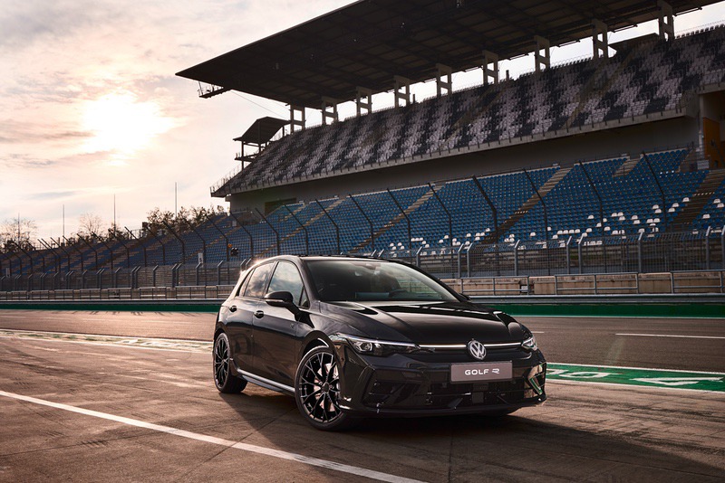 Volkswagen Golf R e R Black Edition: la Nuova Era della Sportività 2